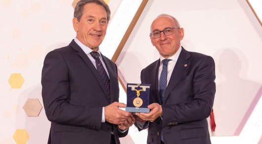 Foto Mikel Sánchez, fundador y director médico-científico de Hospital MiKS, recibe la Medalla de Oro de Álava